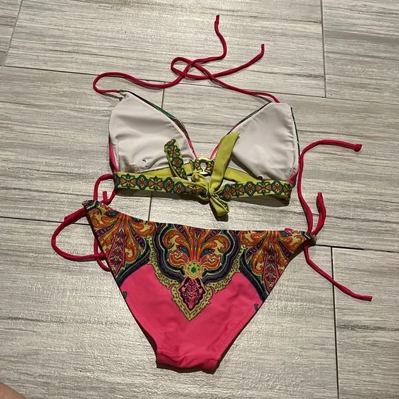 Bikini - Picture 4 of 6